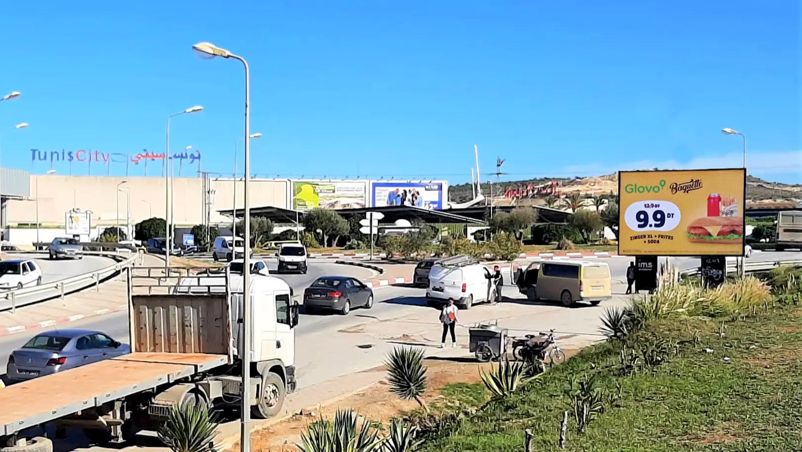 Rond Point Entrée - Sortie de Tunis niveau le Centre Comemrcial Géant
