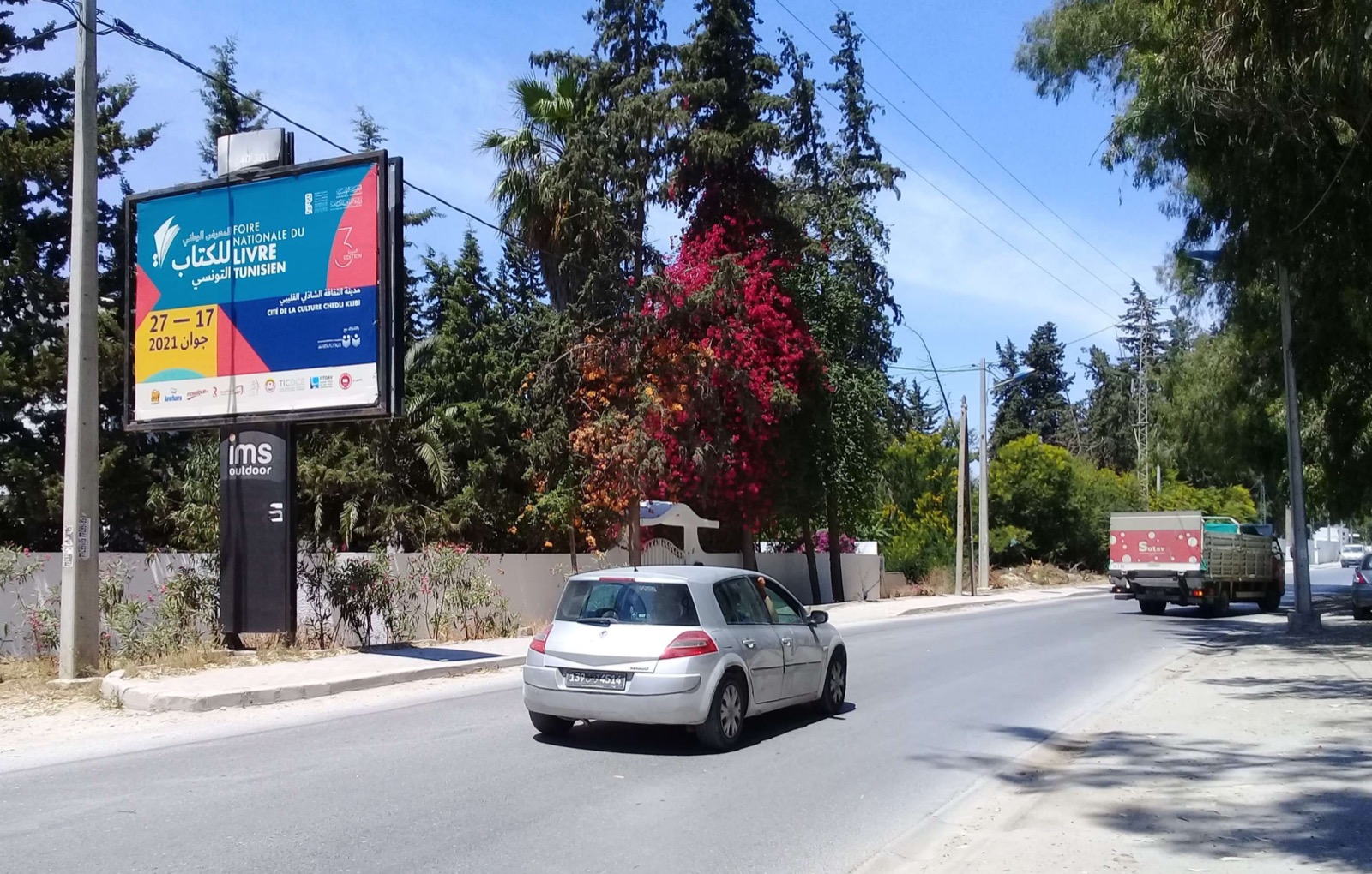 En face de l'éntrée principale du centre de loisirs et du court de…